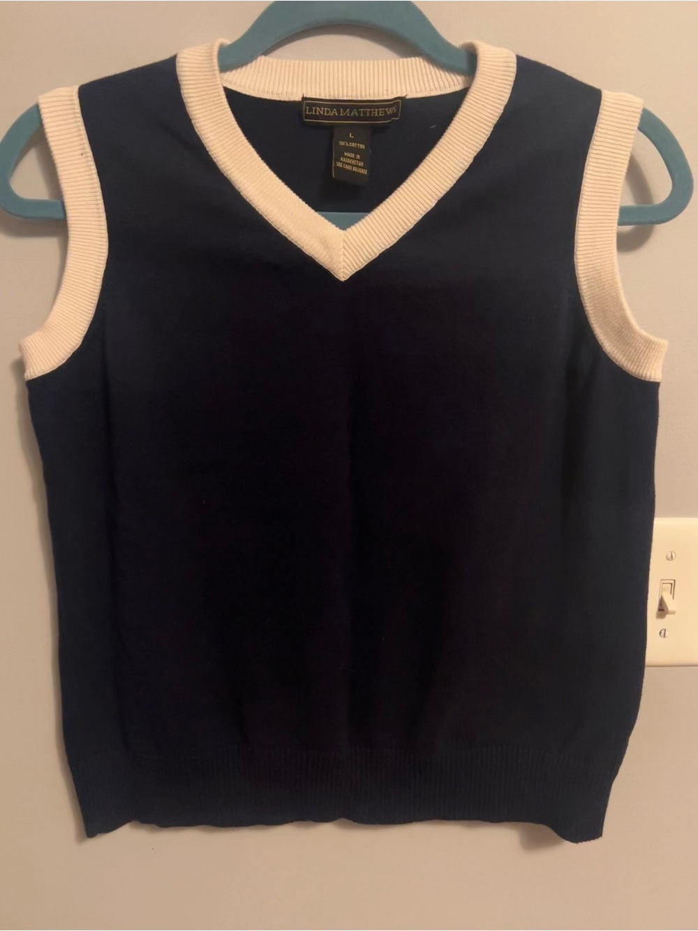 Linda Matthews Navy V-Neck Sleeveless Sweater with Cream Trim